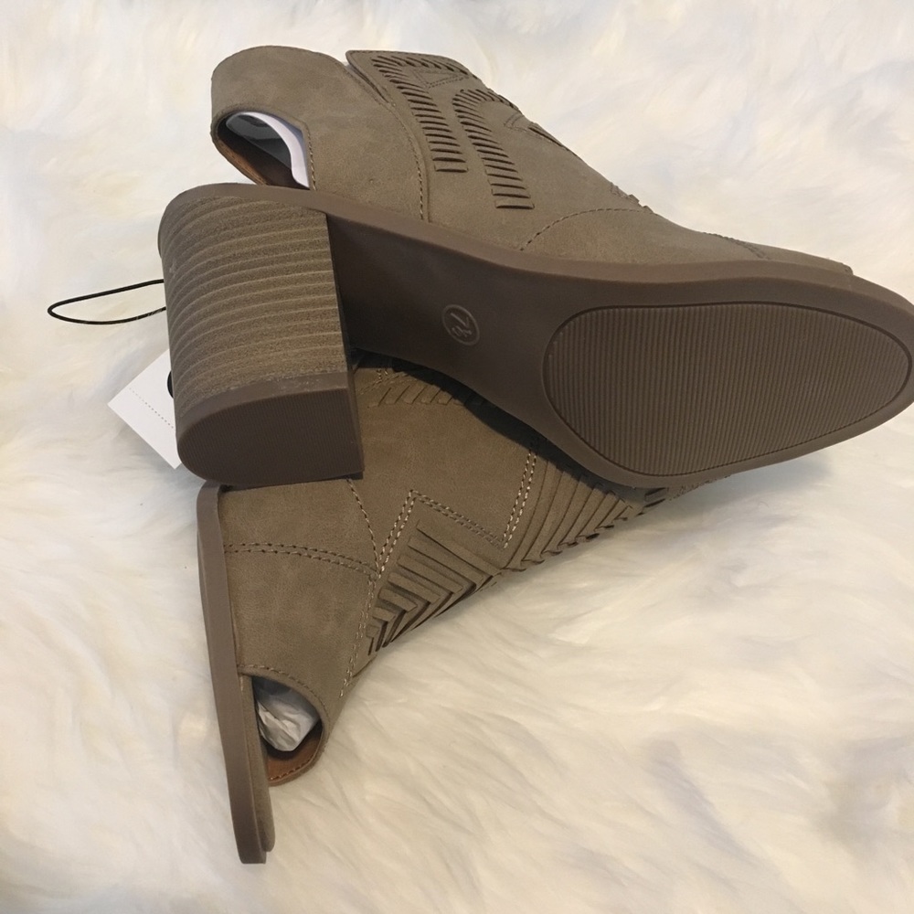 Universal Thread Ladies Shoes - Picture 2 of 3